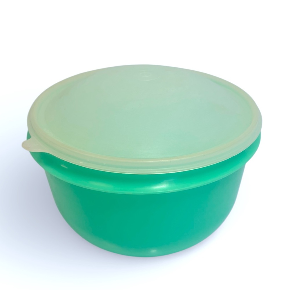 Vintage 1980’s Classic Green Durable Lettuce Bowl with Tight Lid for Freshness.